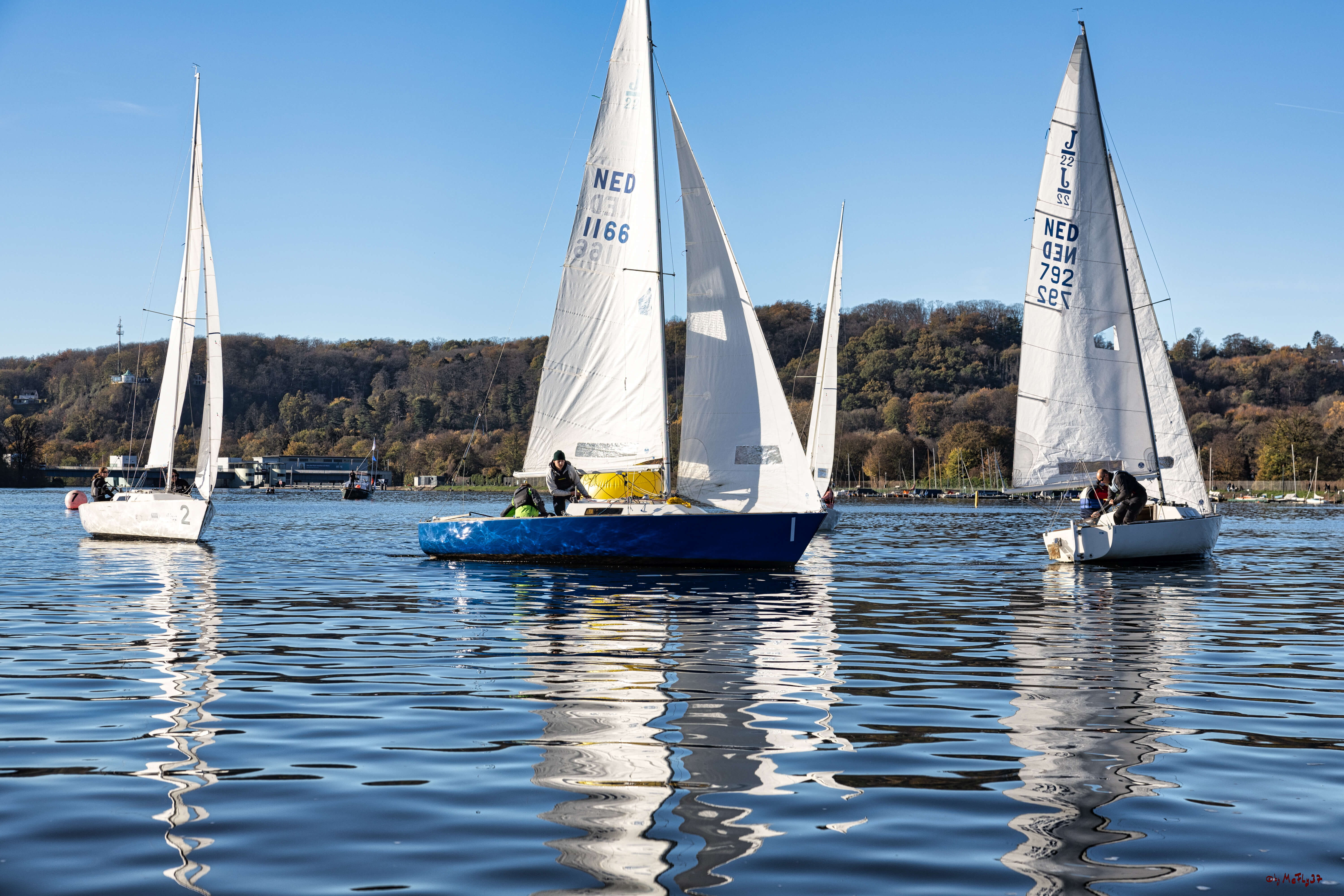 SVNRW: Meister der Landesmeister 2022: Die Teilnehmer des ersten Rennens passieren die Luvtonne.