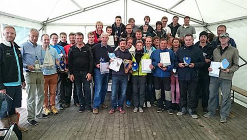 Landesmeisterschaft NRW J/22 und DYAS: Gruppenbild mit Siegern.